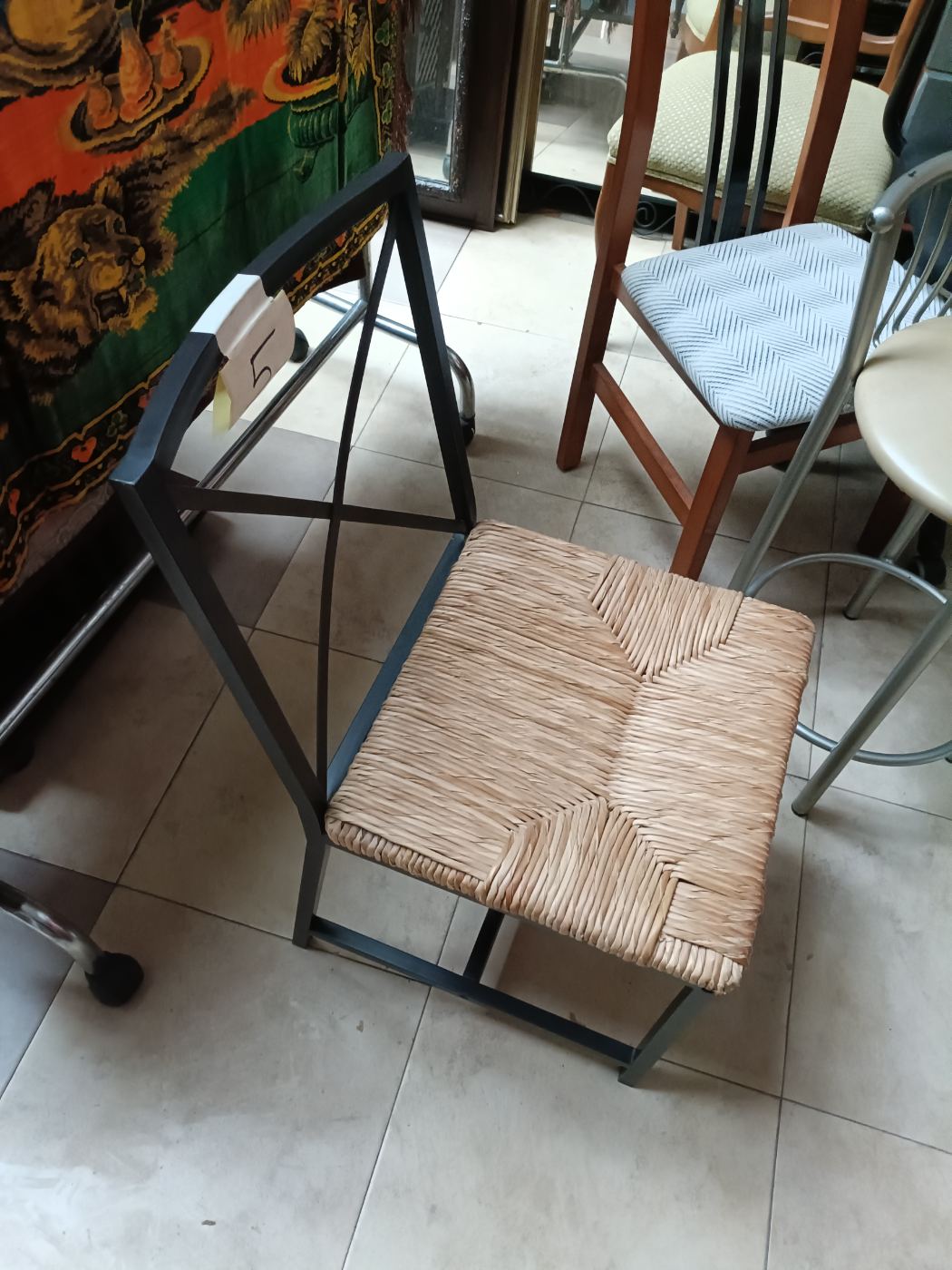 Silla con asiento de mimbre y estructura metálica