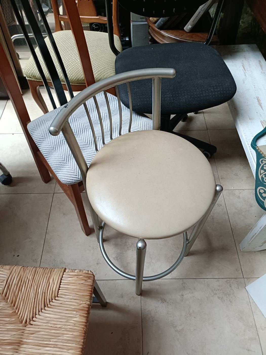 Silla alta con respaldo curvado y asiento tapizado