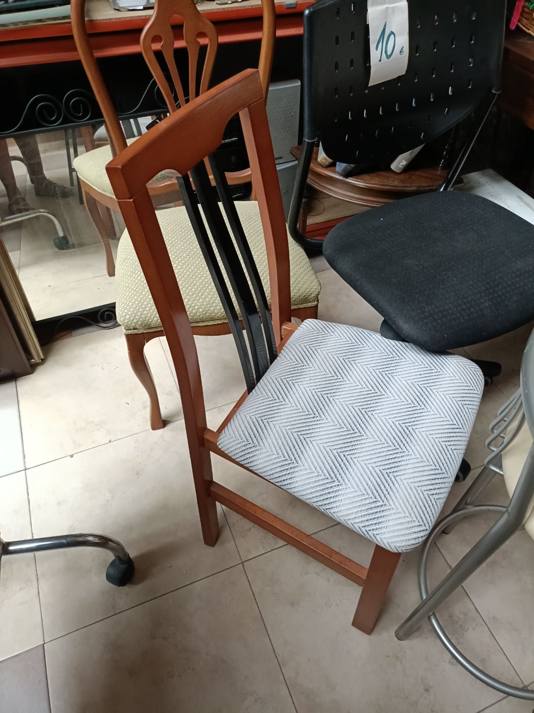 Silla de comedor con asiento tapizado en blanco y negro