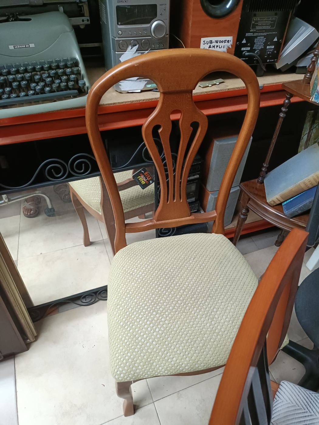 Silla clásica de madera con asiento tapizado