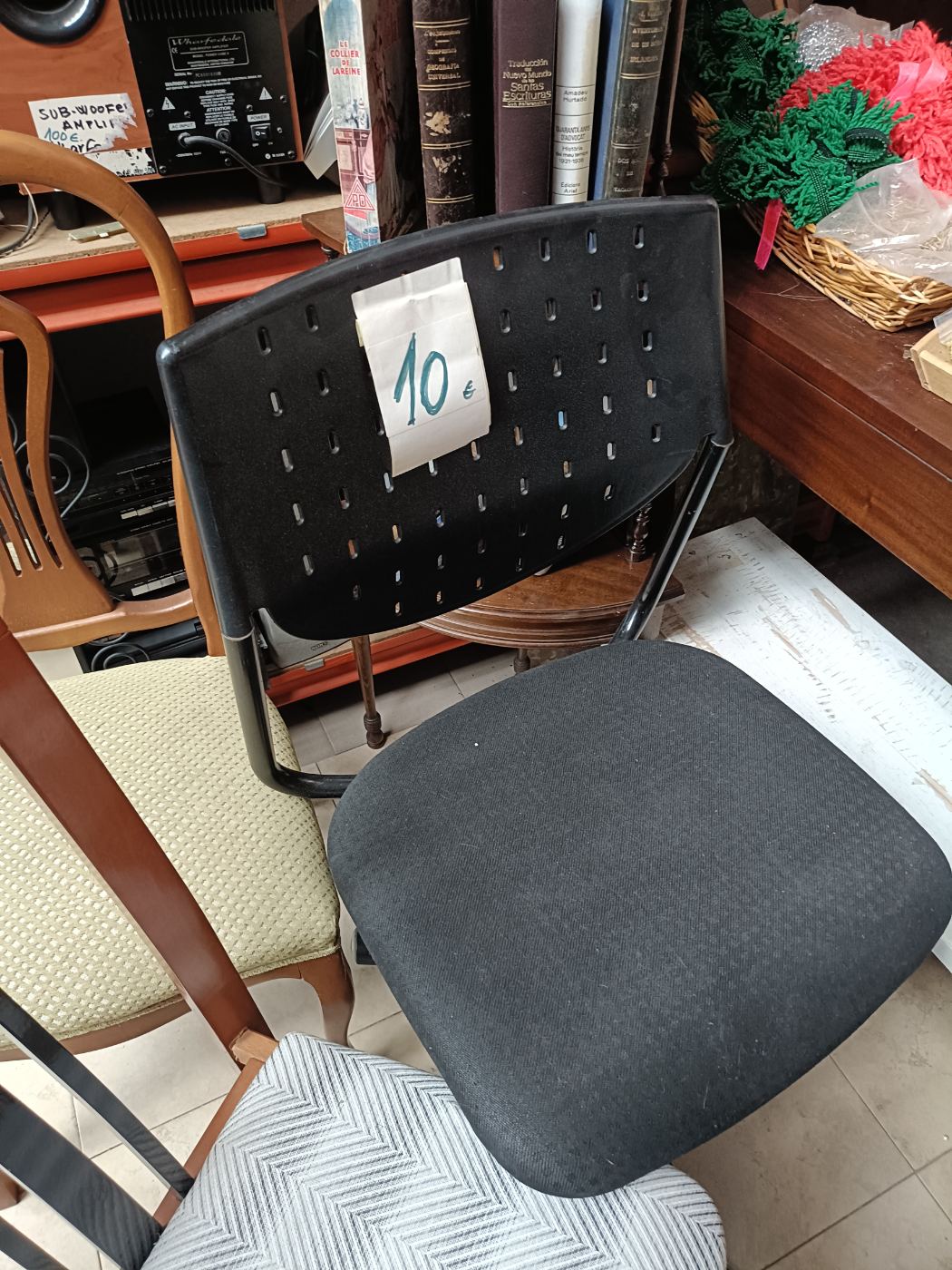 Silla básica con respaldo de plástico y asiento tapizado negro