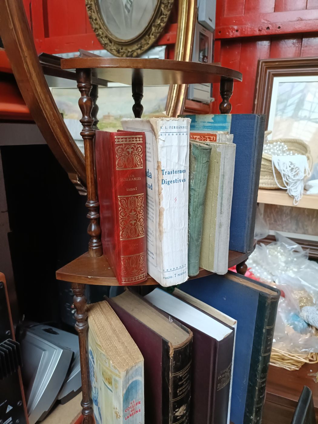 Lote de libros antiguos varios en estantería de madera