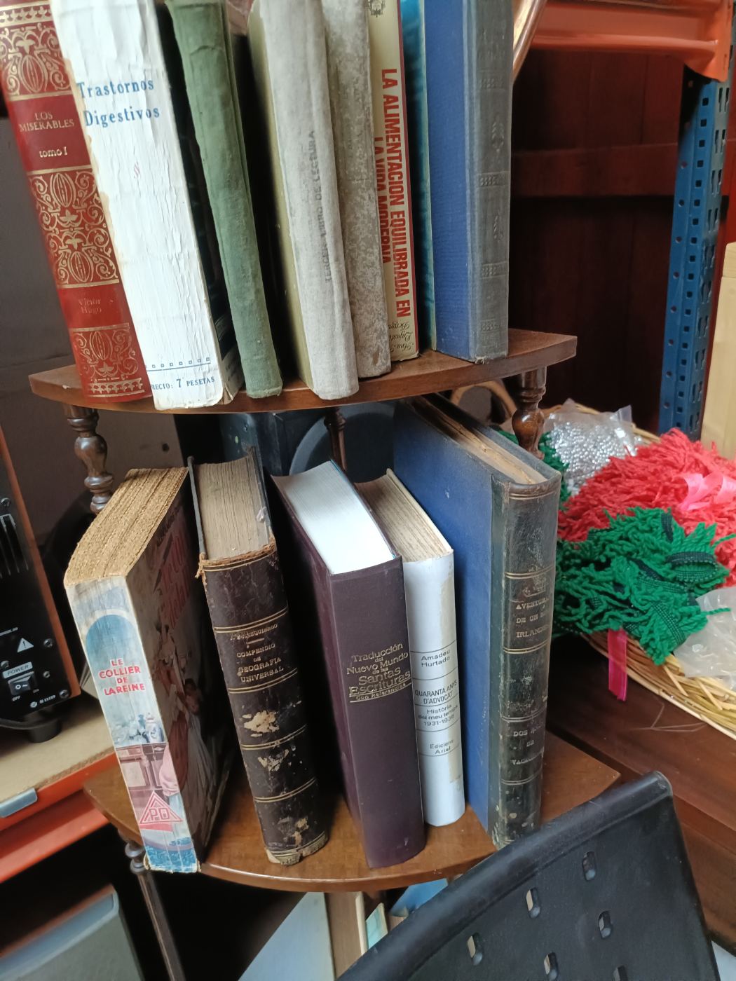Libros variados en buen estado para lectura y consulta