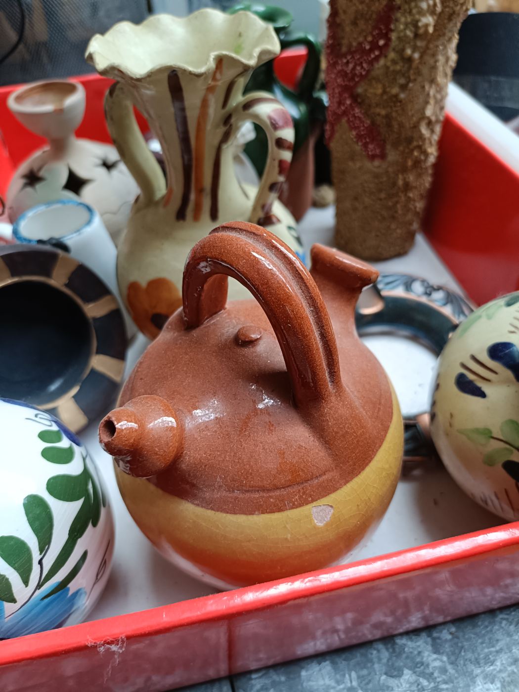 Figura cerámica decorativa con asa y pico pequeño
