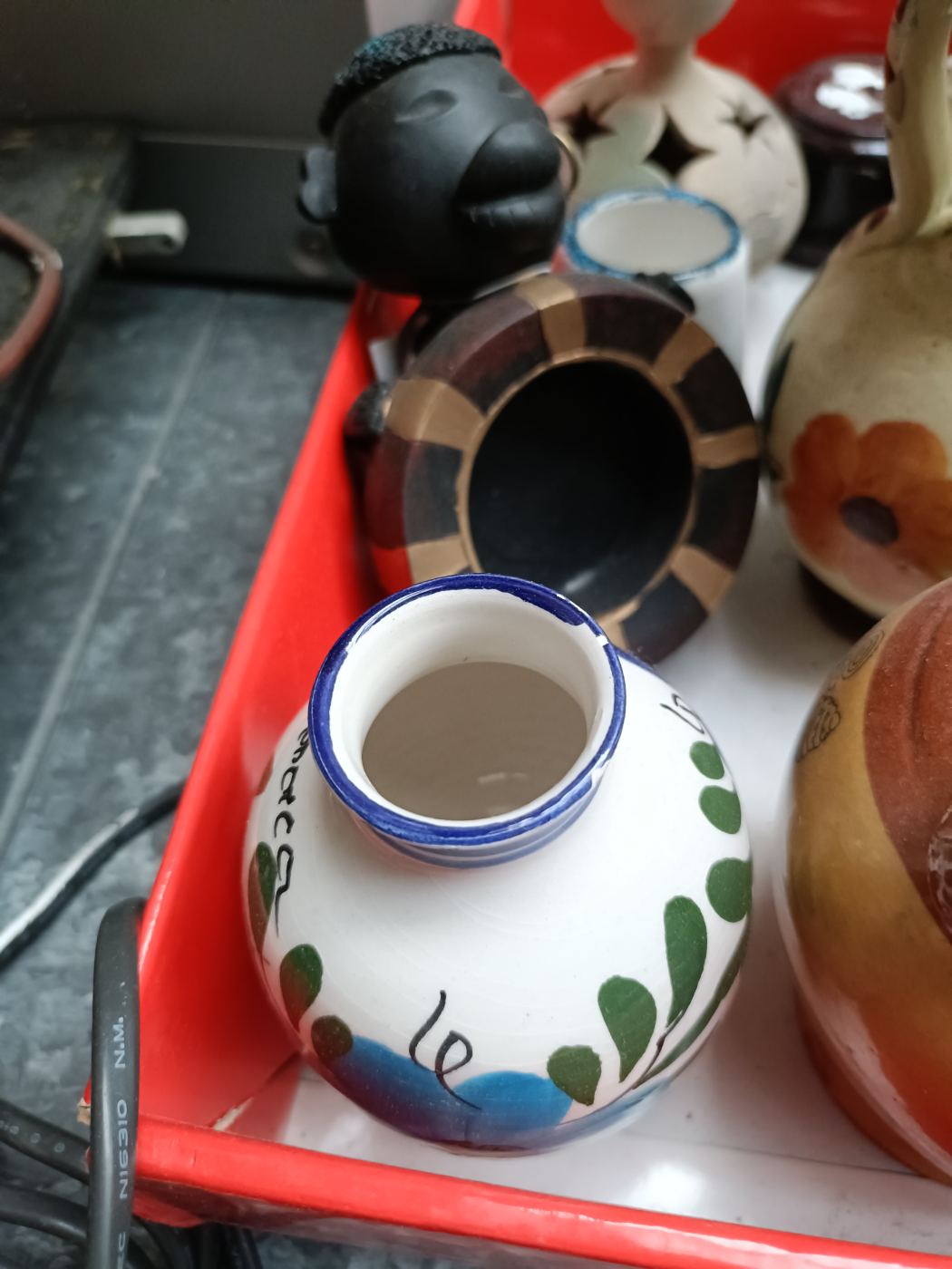 Figura decorativa artesanal con motivos pintados a mano