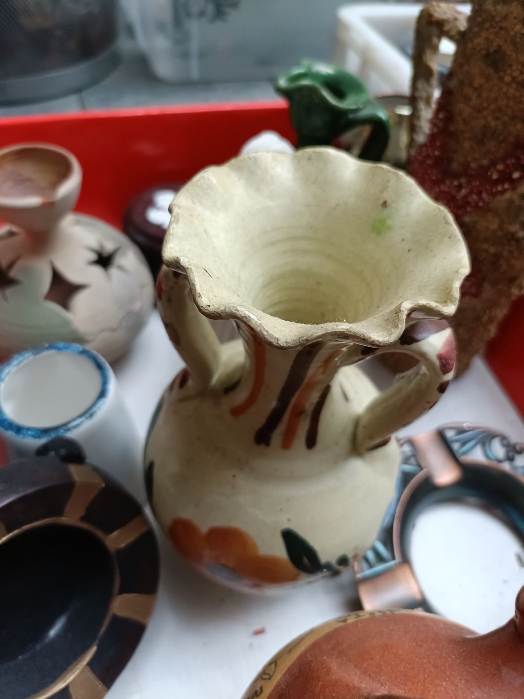 Figura jarrón decorativo con asa y flores pintadas