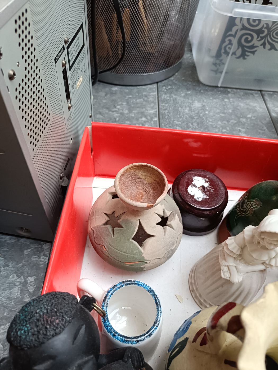Figura de cerámica decorativa con estrellas recortadas