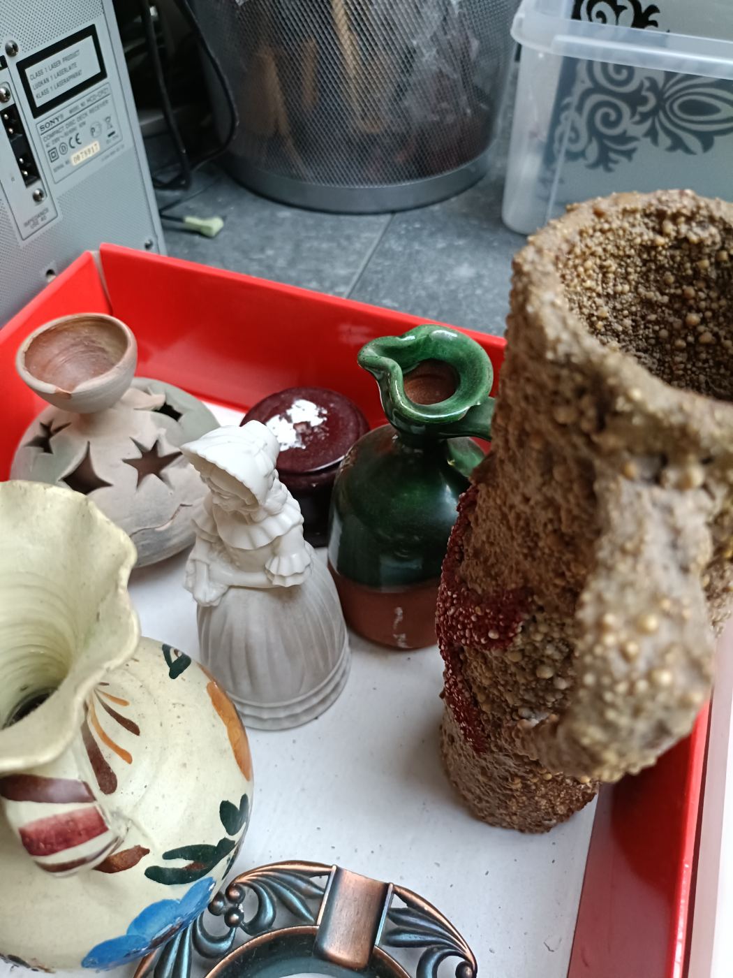 Figura decorativa de mujer en vestido clásico