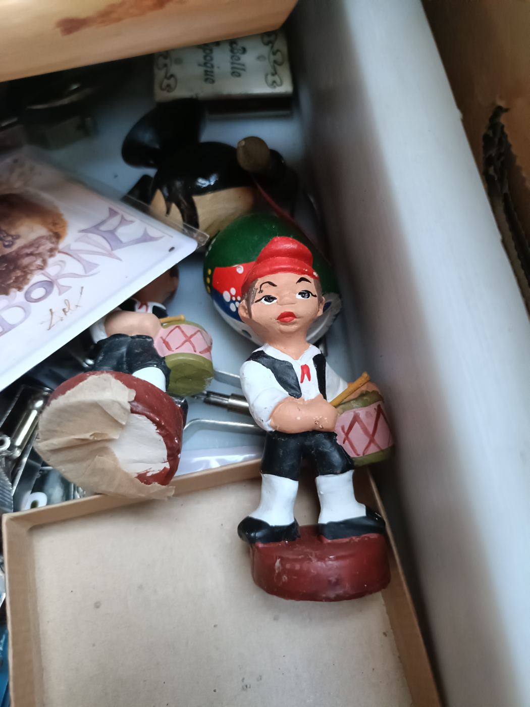 Figura decorativa de niño con tambor y gorro rojo
