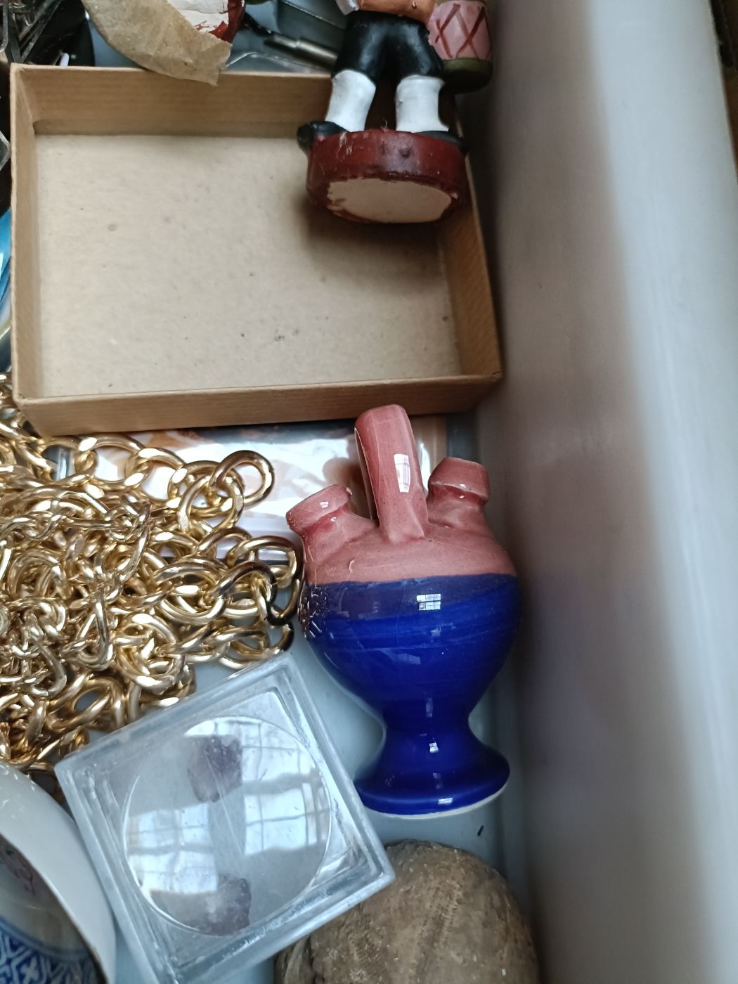 Figura decorativa de cerámica azul y rosa