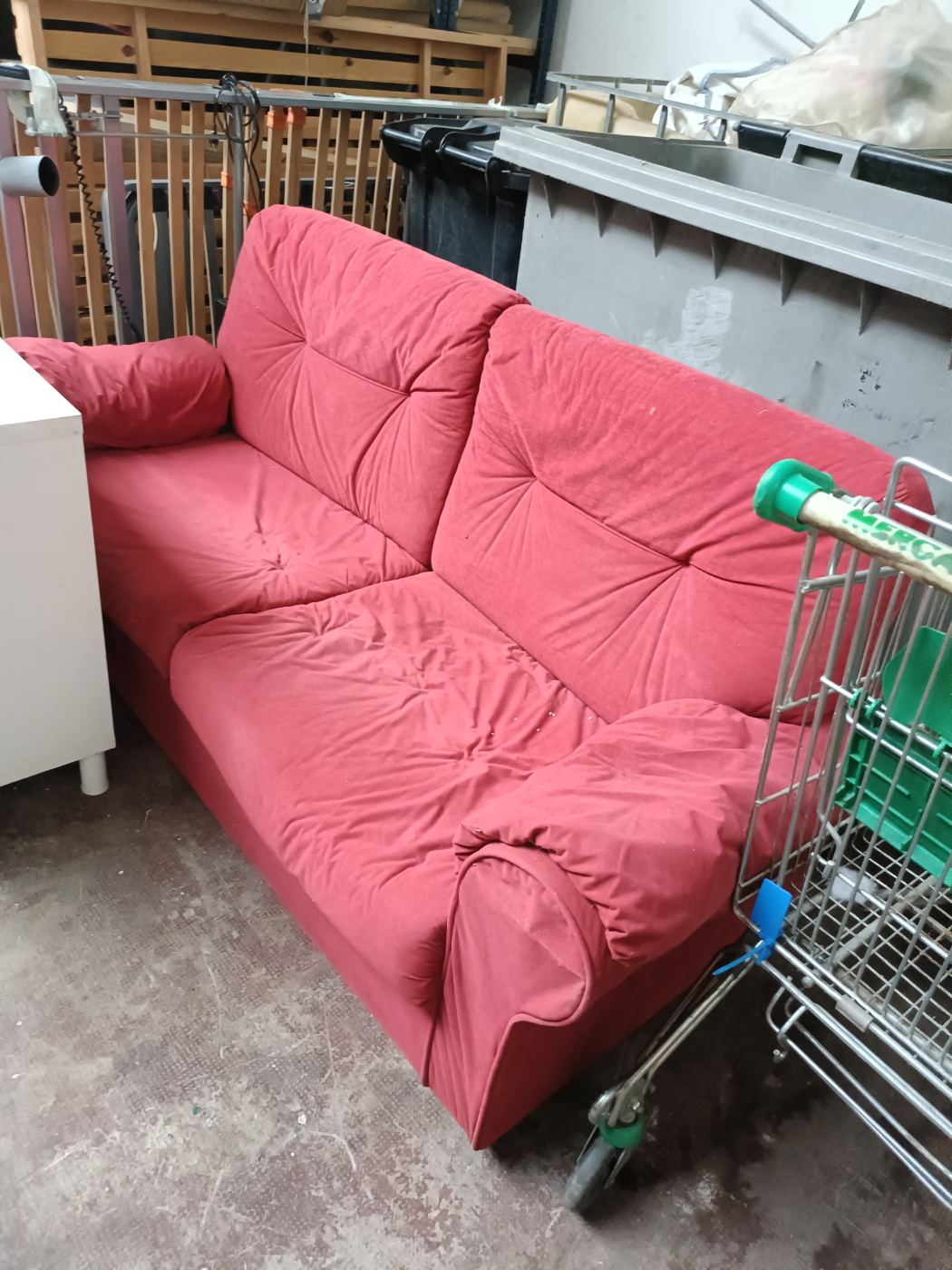 Sofá rojo cómodo de tres plazas