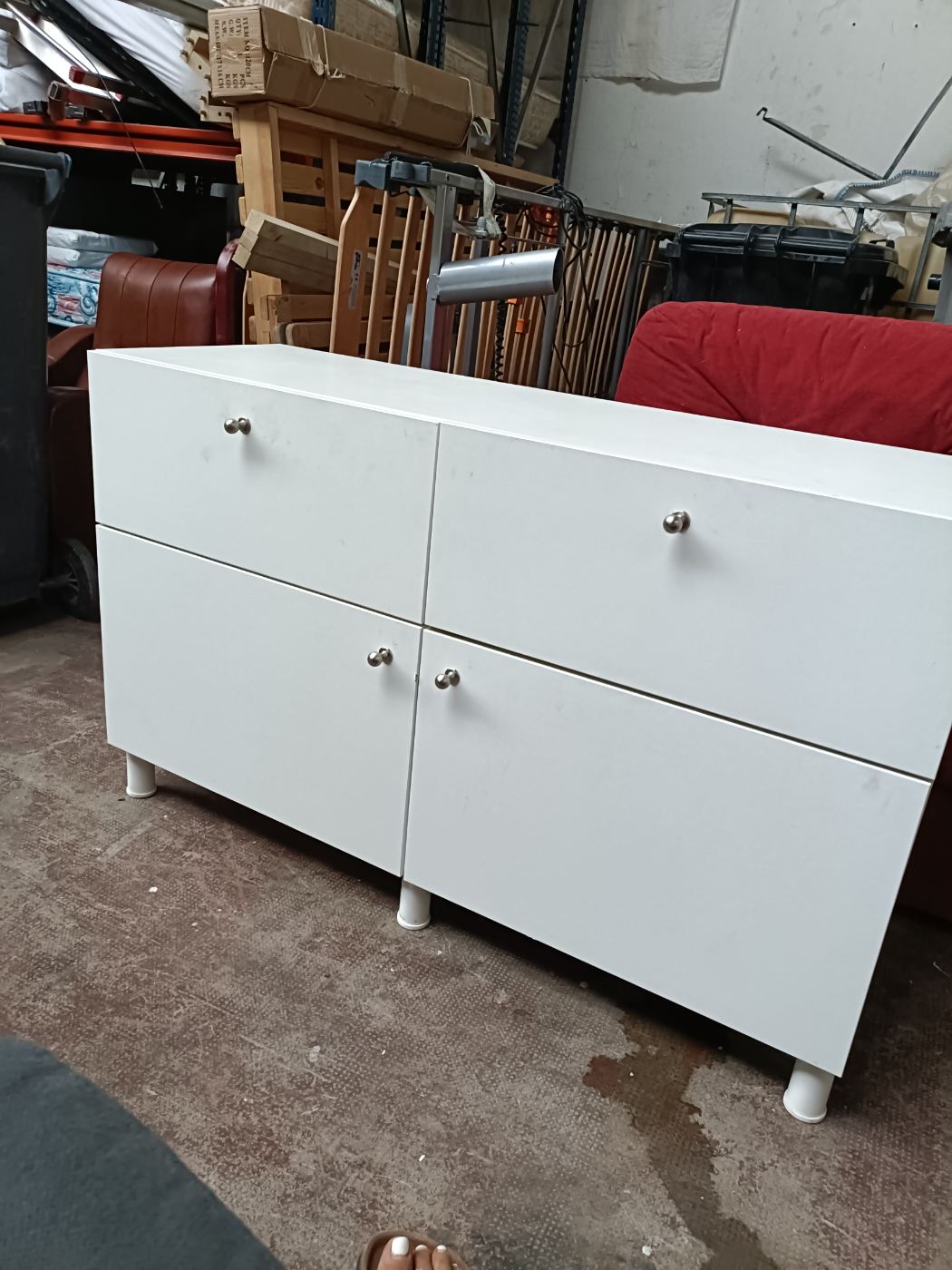 Mueble auxiliar blanco con puertas y cajones