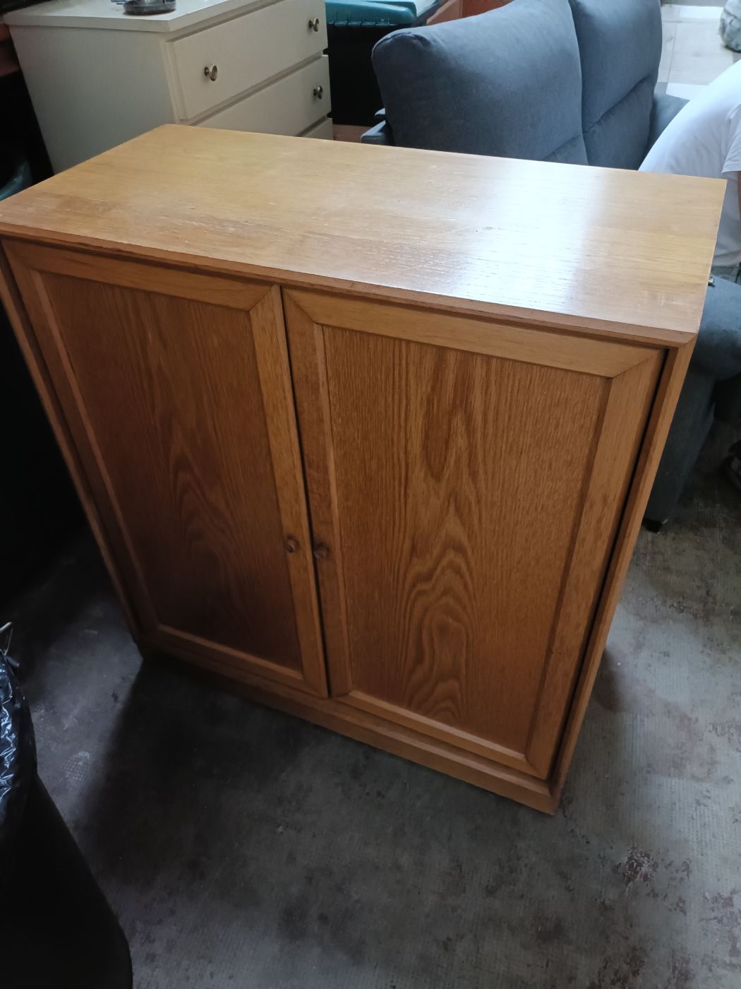 Mueble auxiliar de madera con puertas de dos hojas