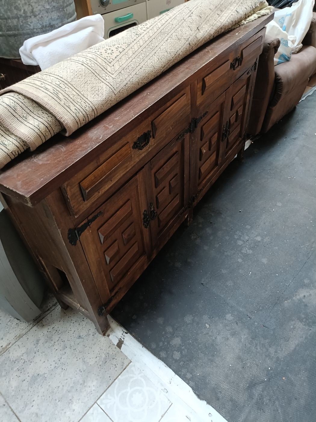 Mueble auxiliar con puertas y diseño geométrico