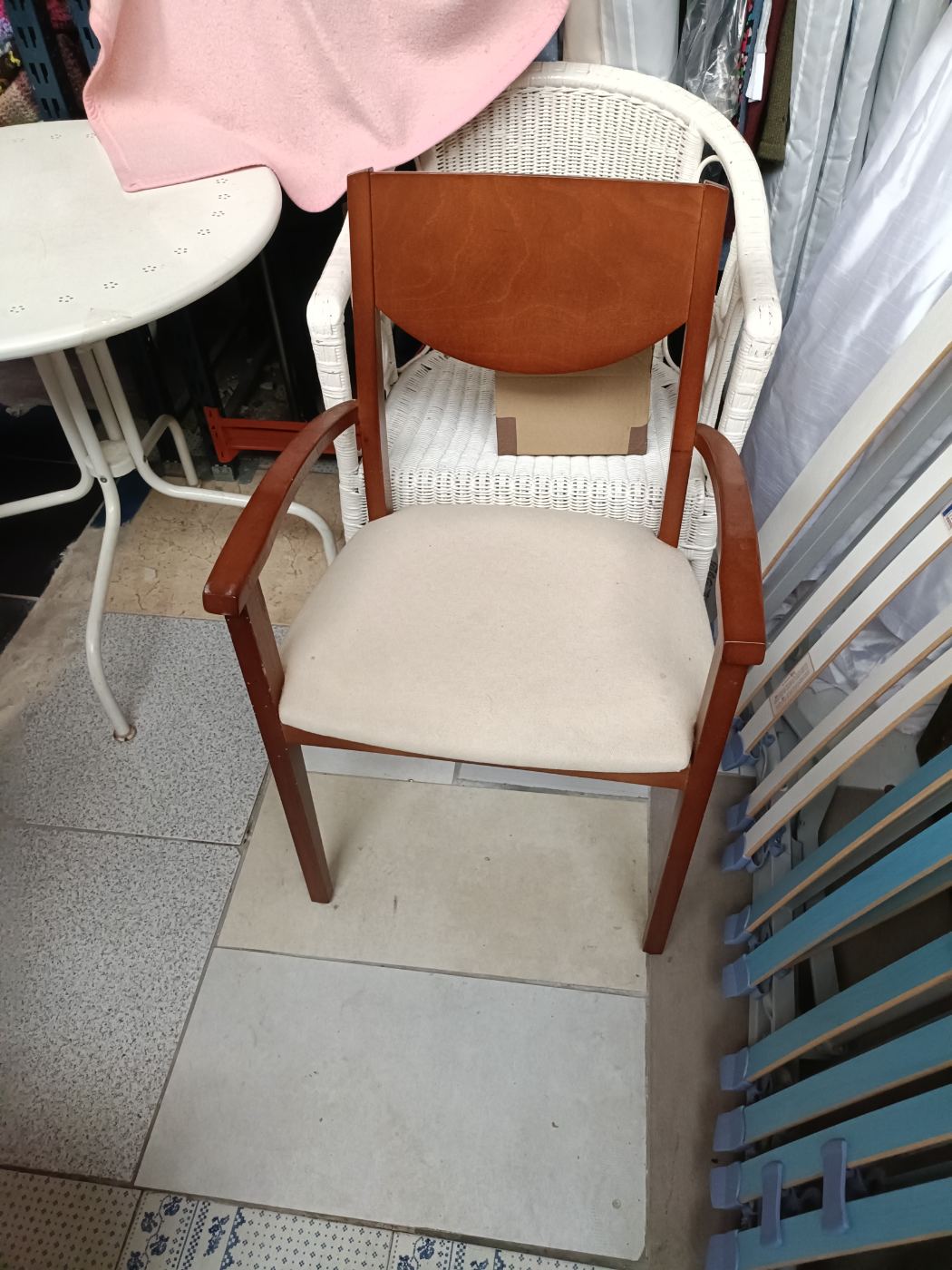 Silla con reposabrazos y respaldo tapizado beige