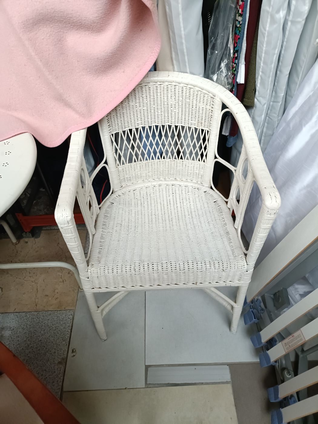 Silla de mimbre blanca con brazos