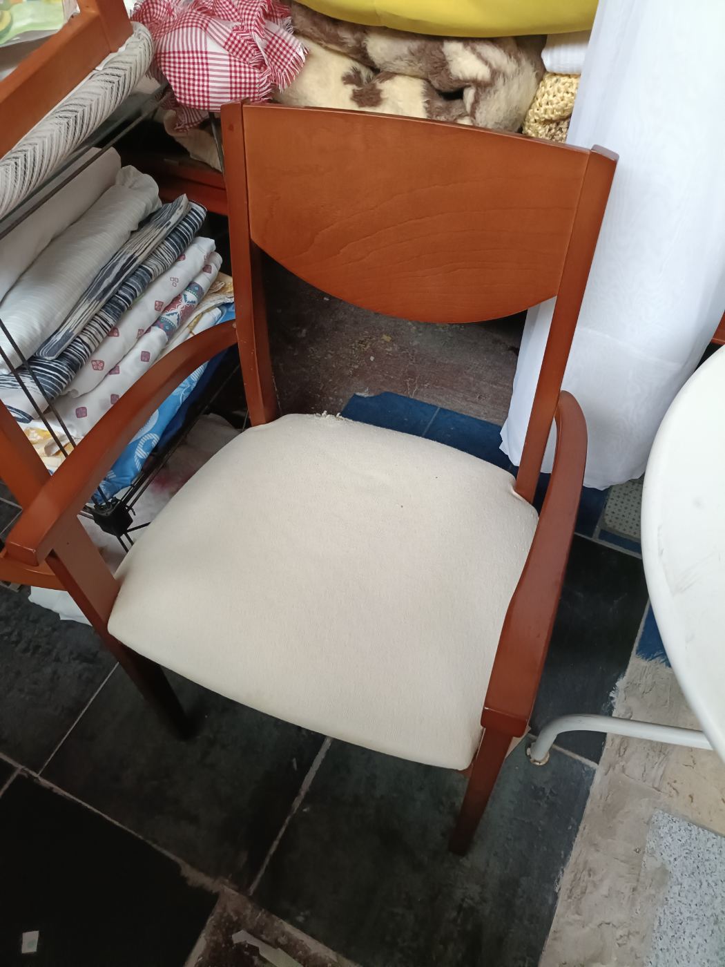 Silla de madera con asiento tapizado claro