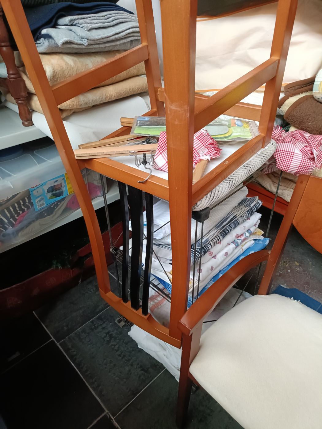 Silla de madera con asiento tapizado claro