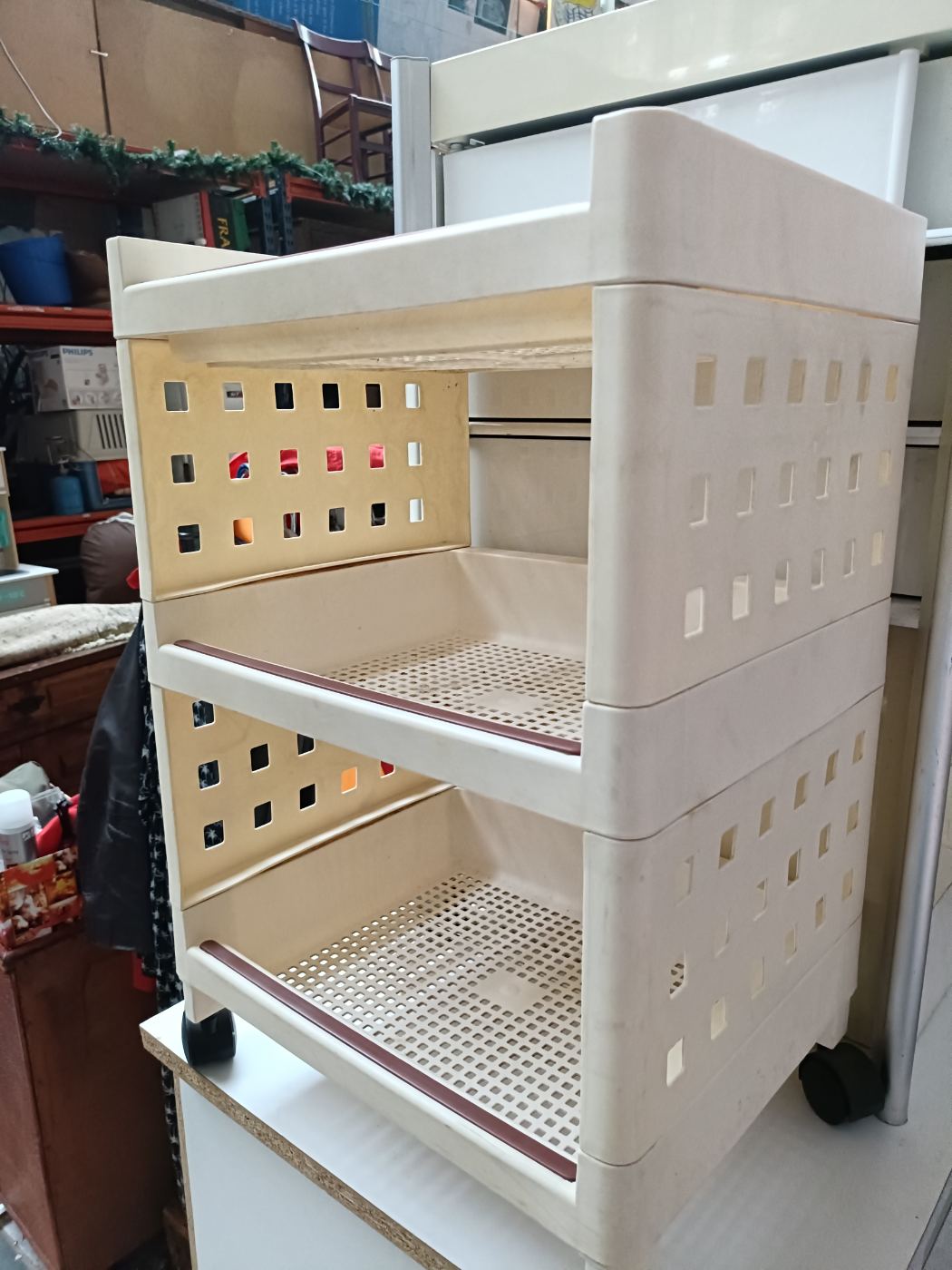 Silla de plástico con ruedas y estantes