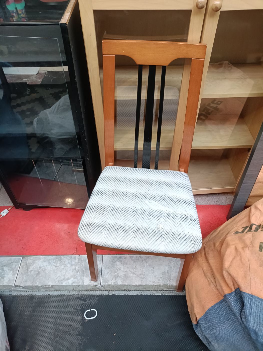 Silla de comedor con respaldo de listones y asiento tapizado