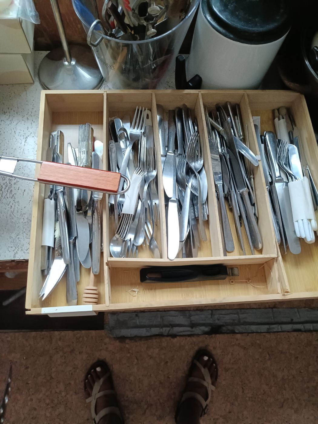1 paquete de cubiertos variados con organizador de madera