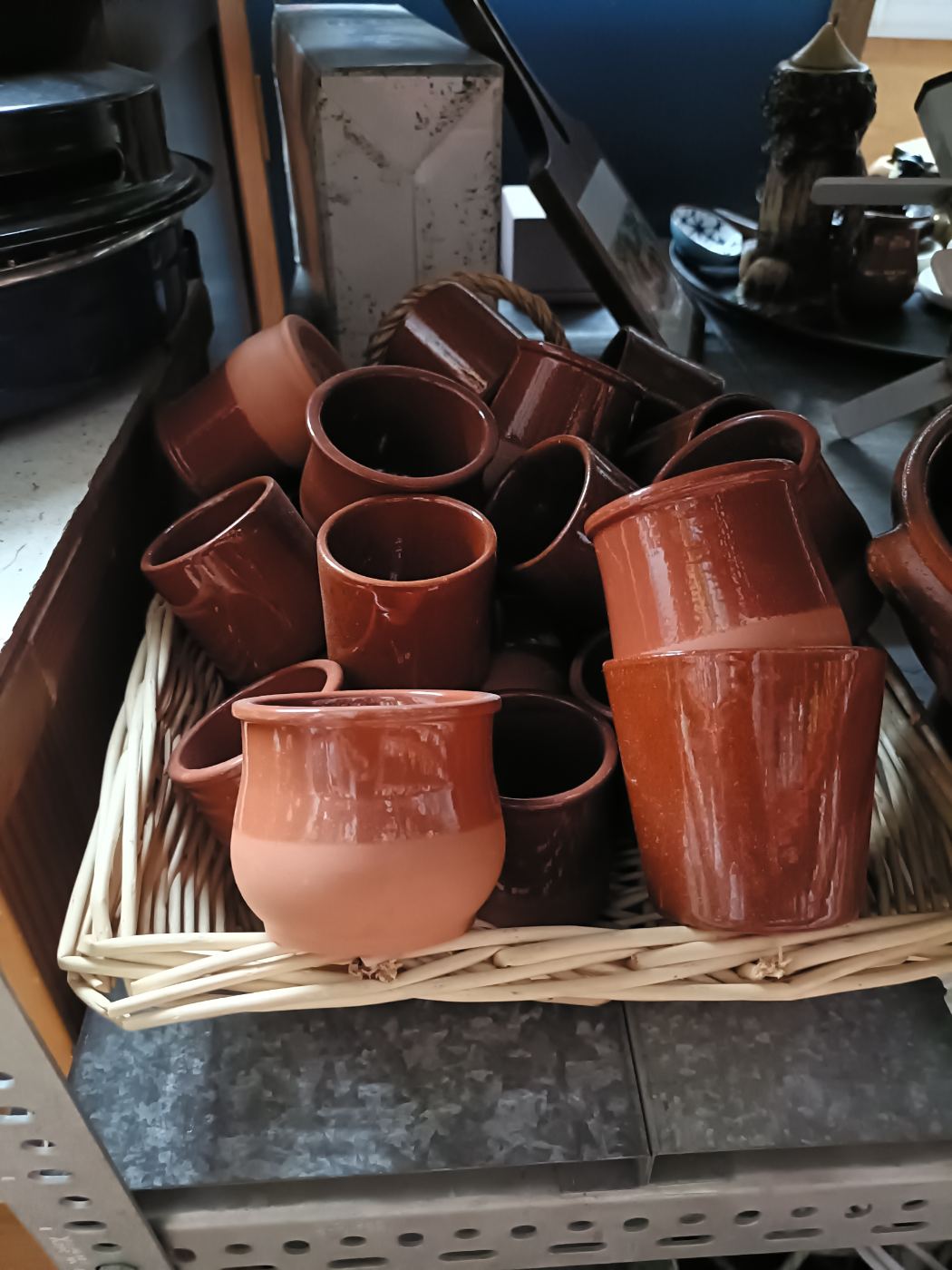 Vaso de barro, 2 piezas en cesta