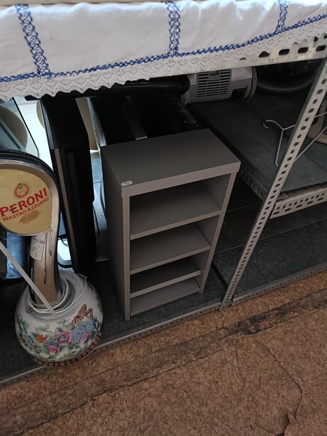 Estantería pequeña con tres baldas