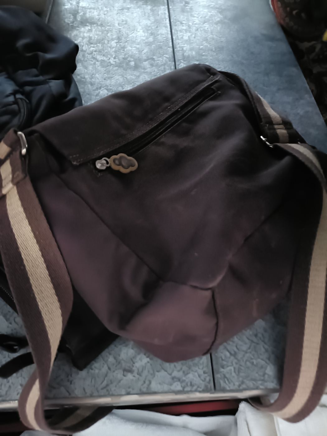 Bolso cruzado marrón con cremalleras y cinta a rayas