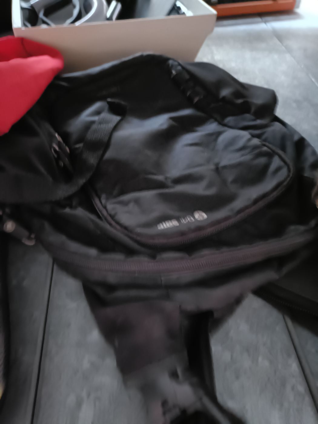 Mochila negra con varios compartimentos prácticos