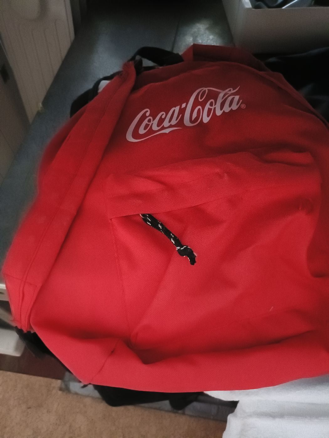Mochila roja con logo Coca-Cola