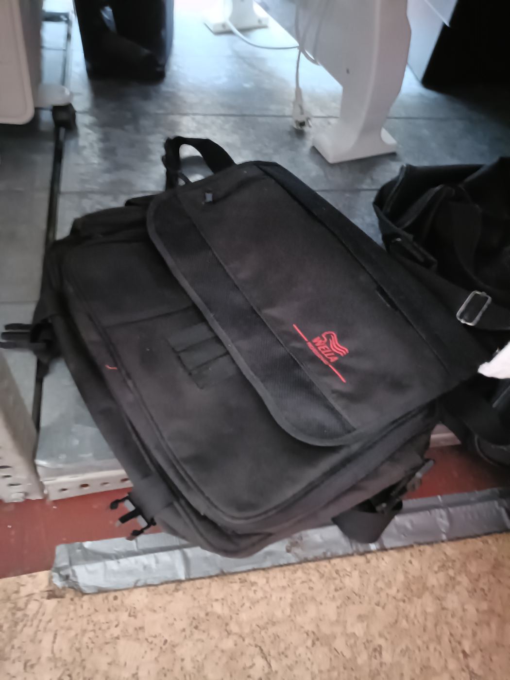 Mochila negra tipo maletín con cierre de solapa