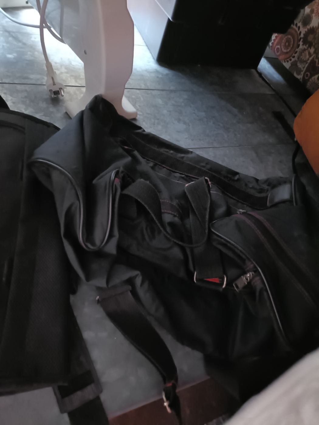 Mochila negra de tamaño mediano con bolsillos frontales
