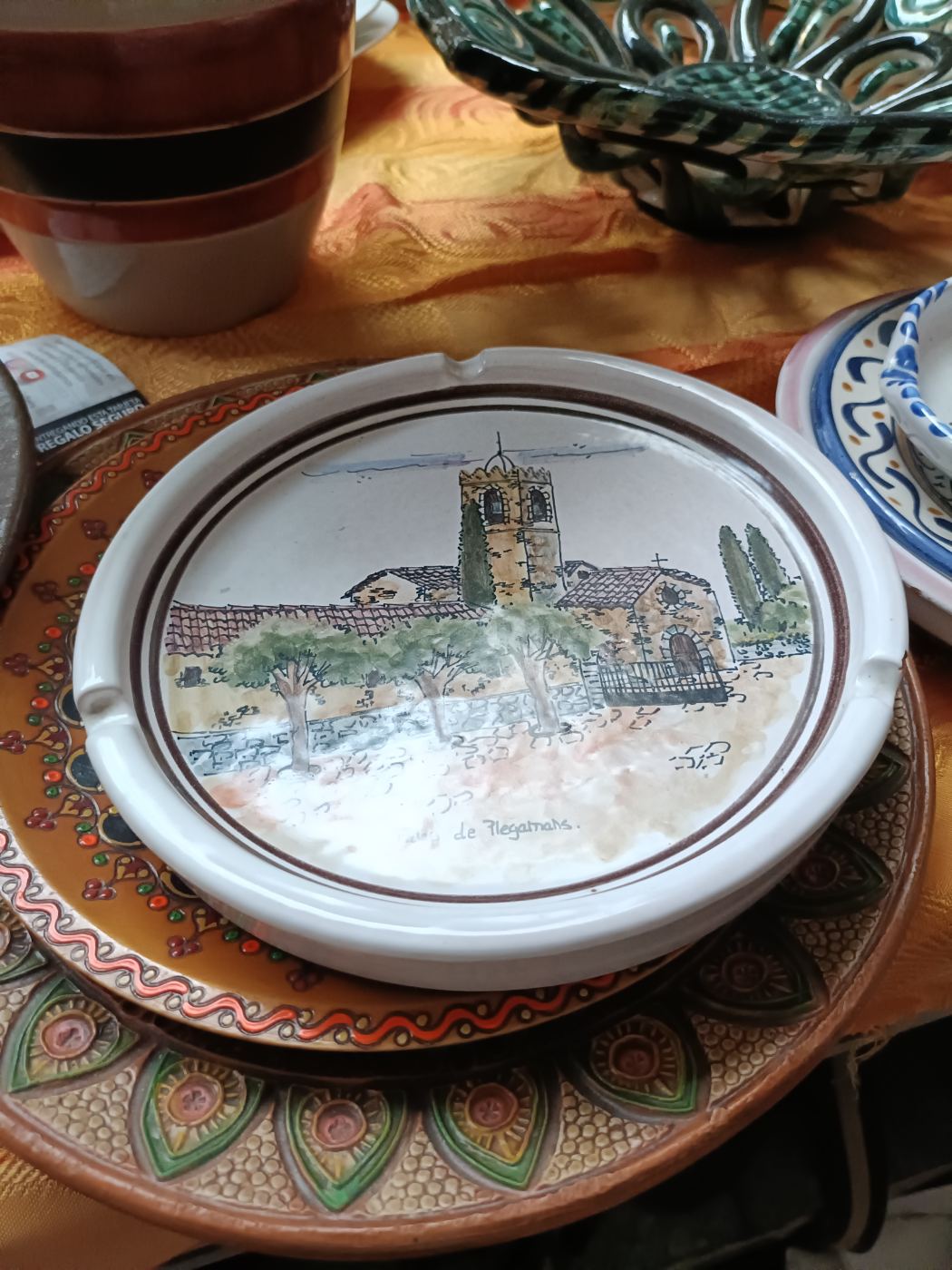 Cenicero decorativo con dibujo de iglesia y paisaje