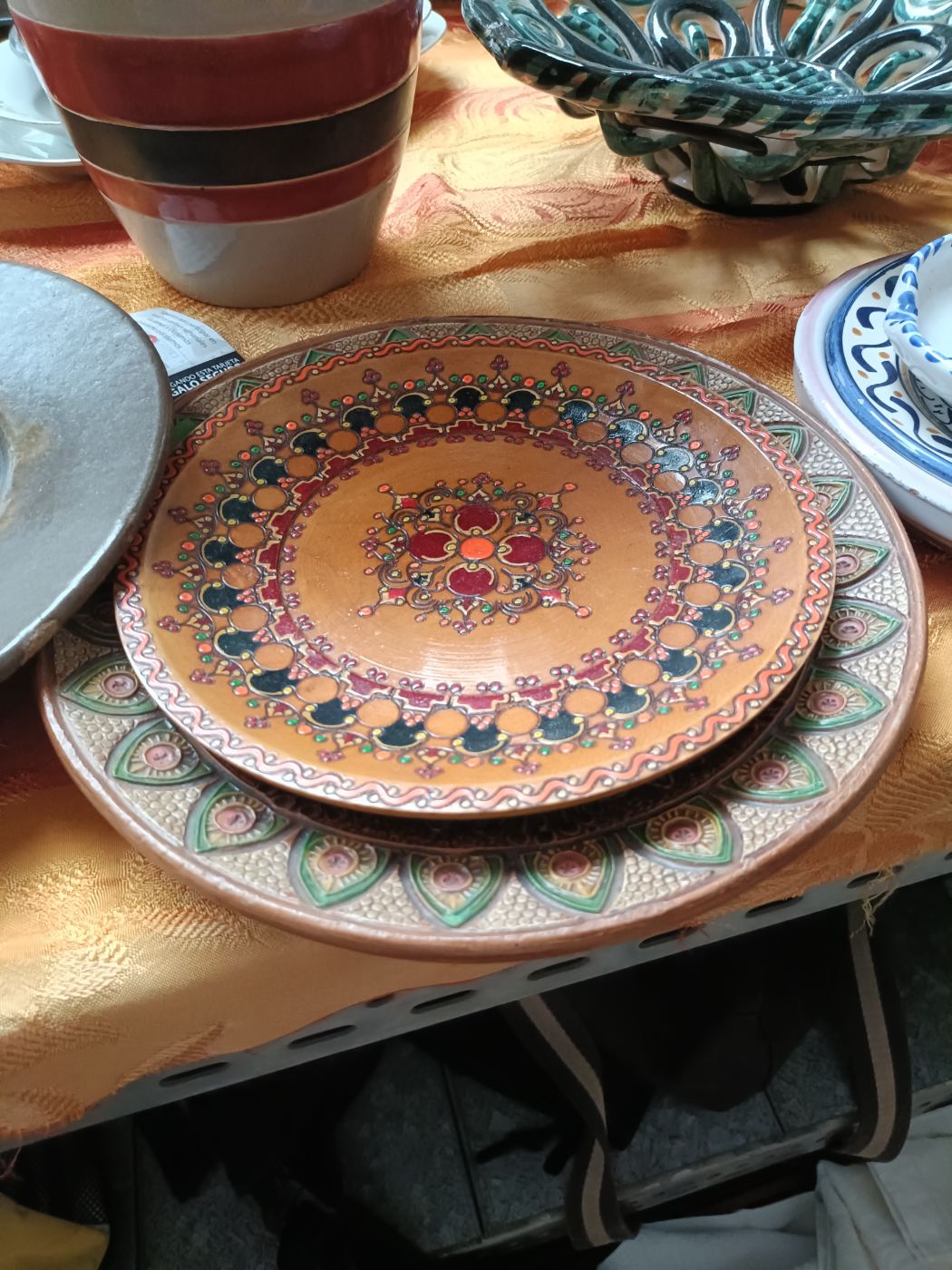 Plato decorativo con diseño geométrico y colorido