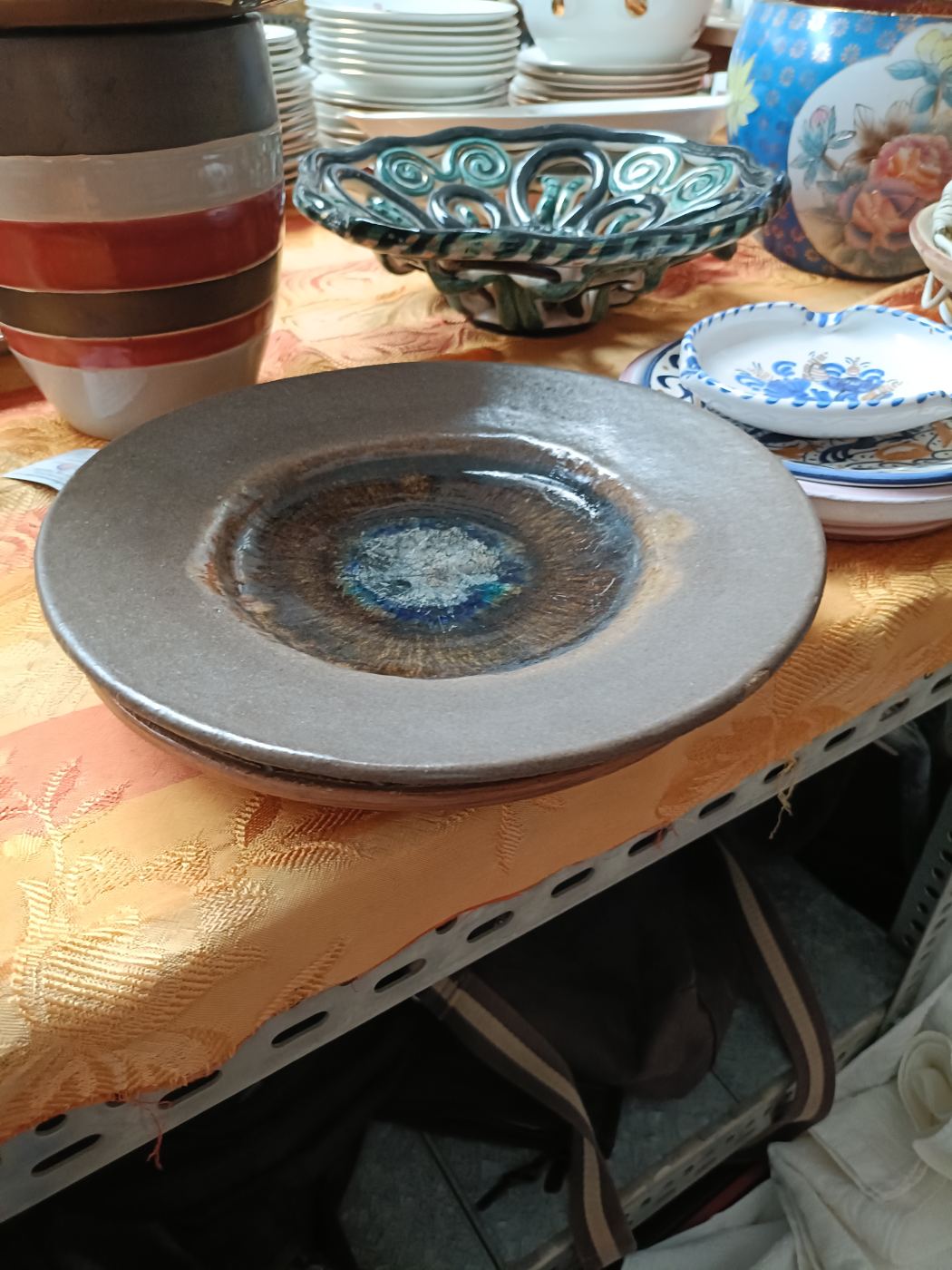 Plato decorativo de cerámica con acabado rústico
