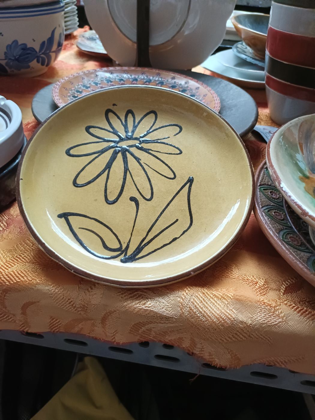 Plato decorativo con dibujo floral sencillo