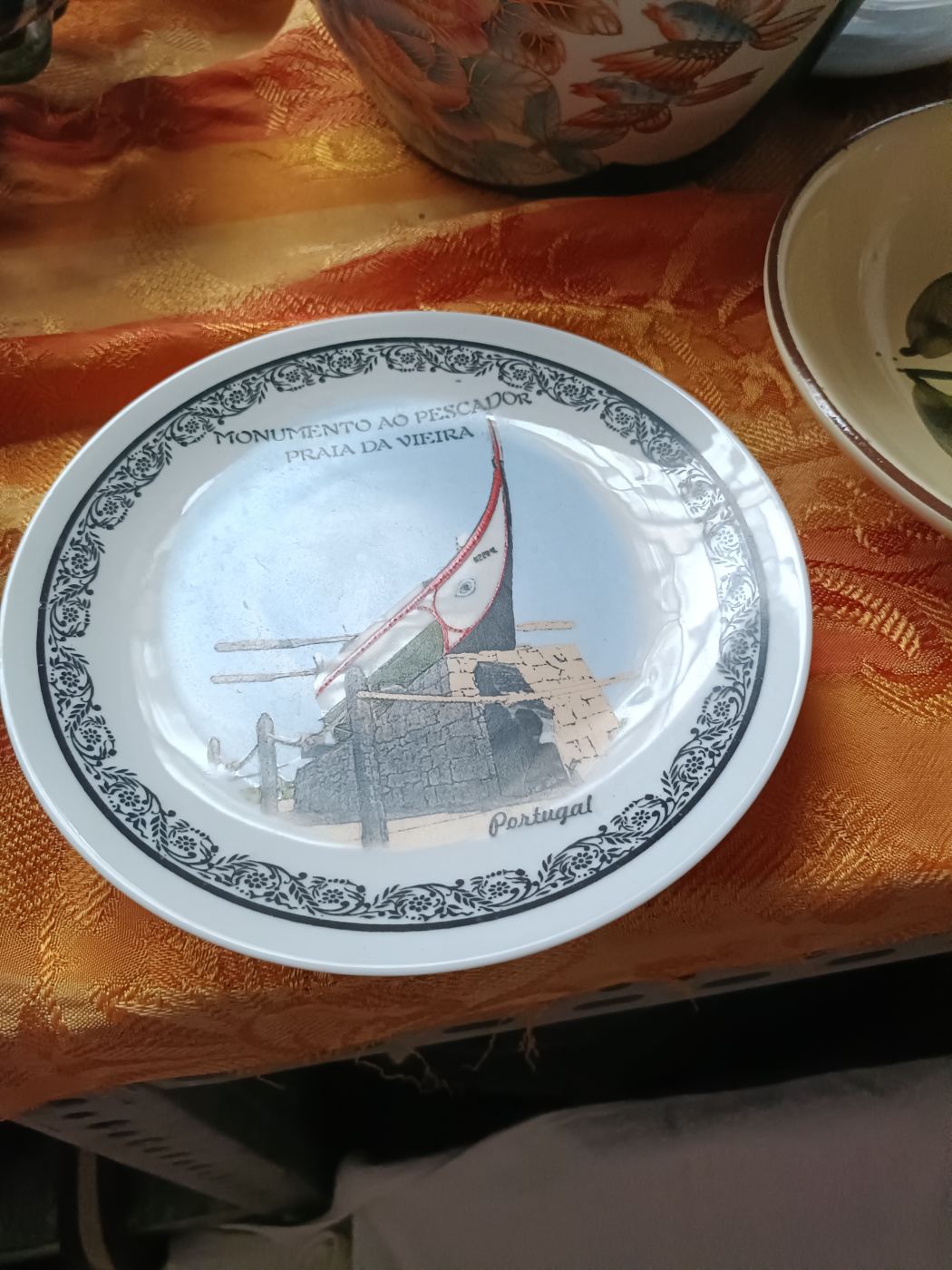 Plato decorativo con imagen de monumento en Portugal