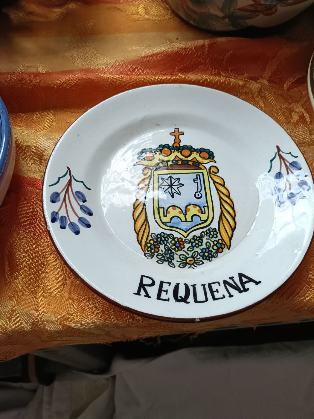 Plato decorativo con escudo de Requena