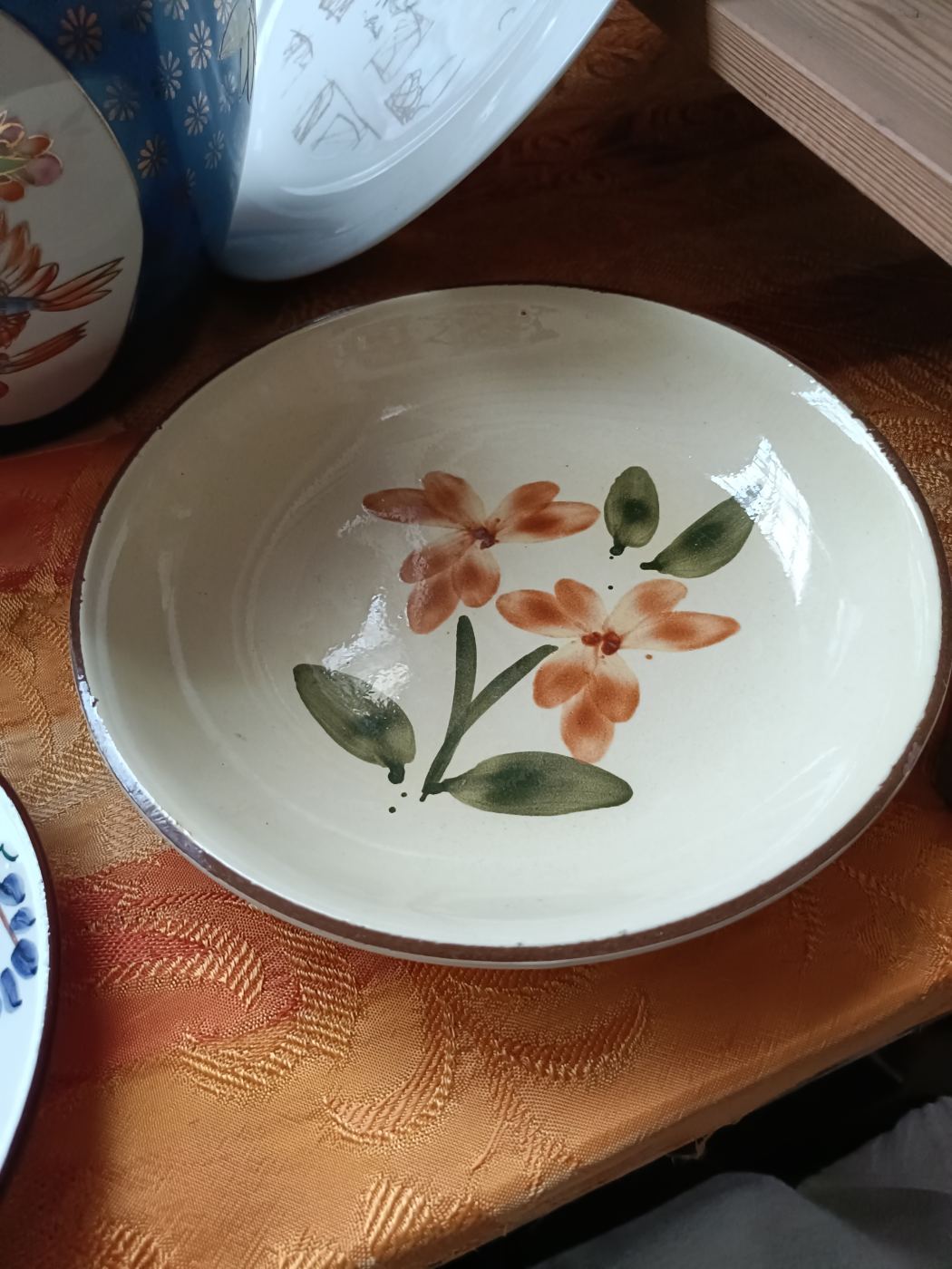 Plato decorativo con diseño floral pintado a mano