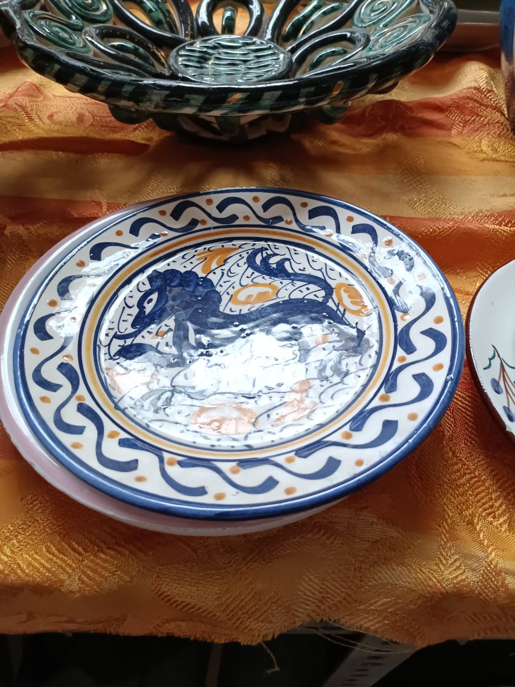Plato decorativo con diseño de caballo en azul y naranja
