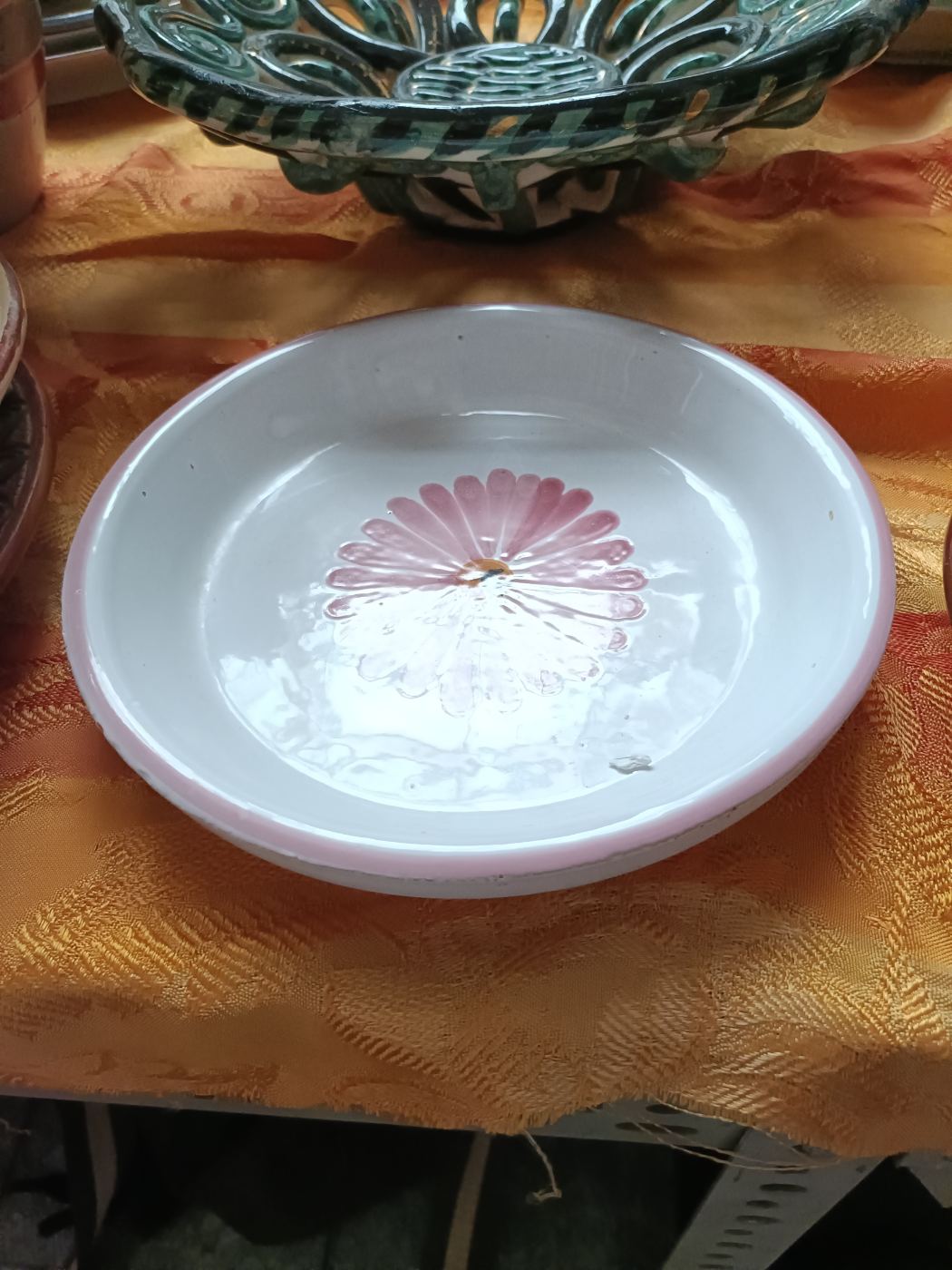 Plato decorativo con diseño floral en tonos rosas