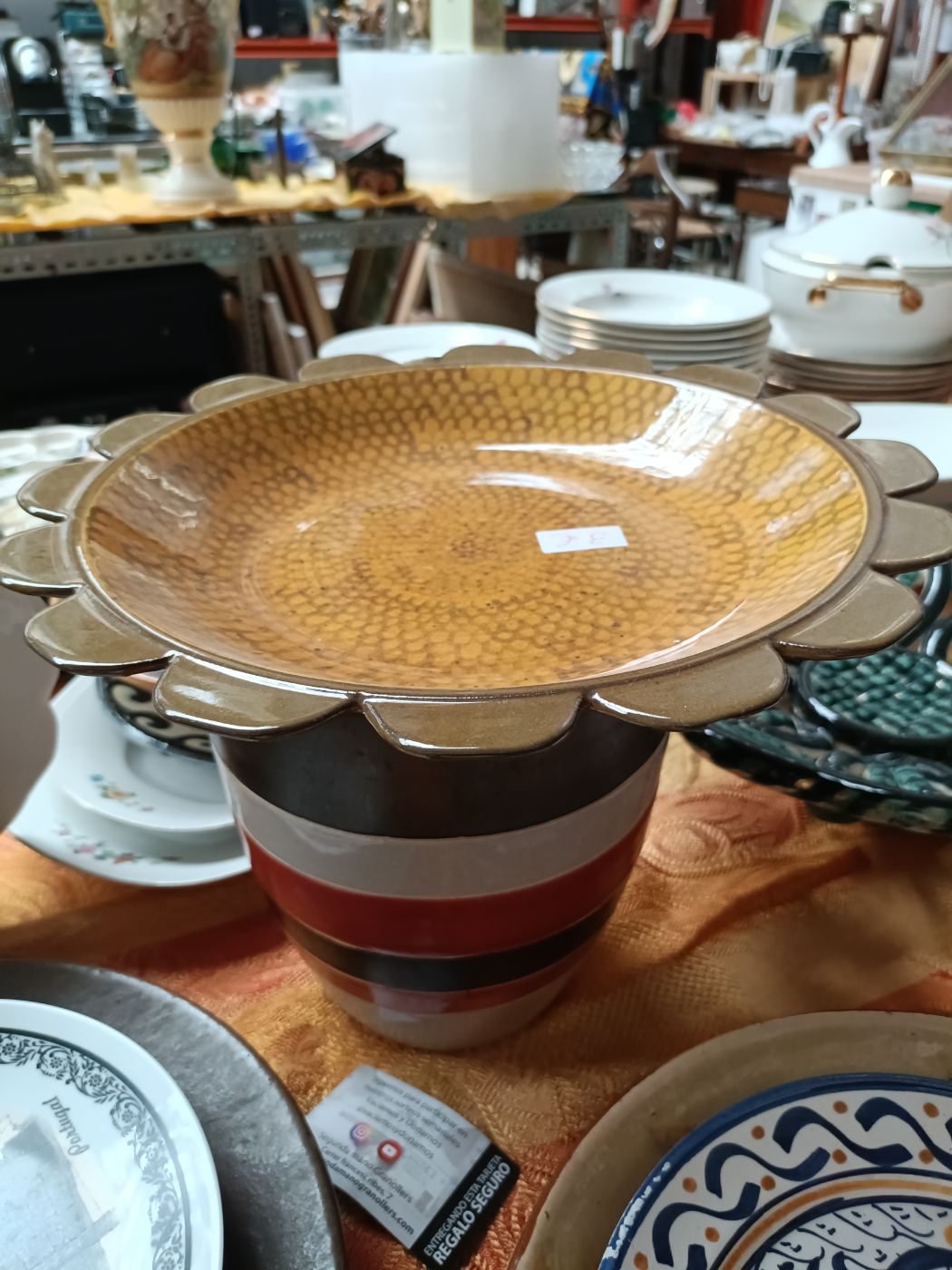 Plato centro de mesa decorativo con diseño floral