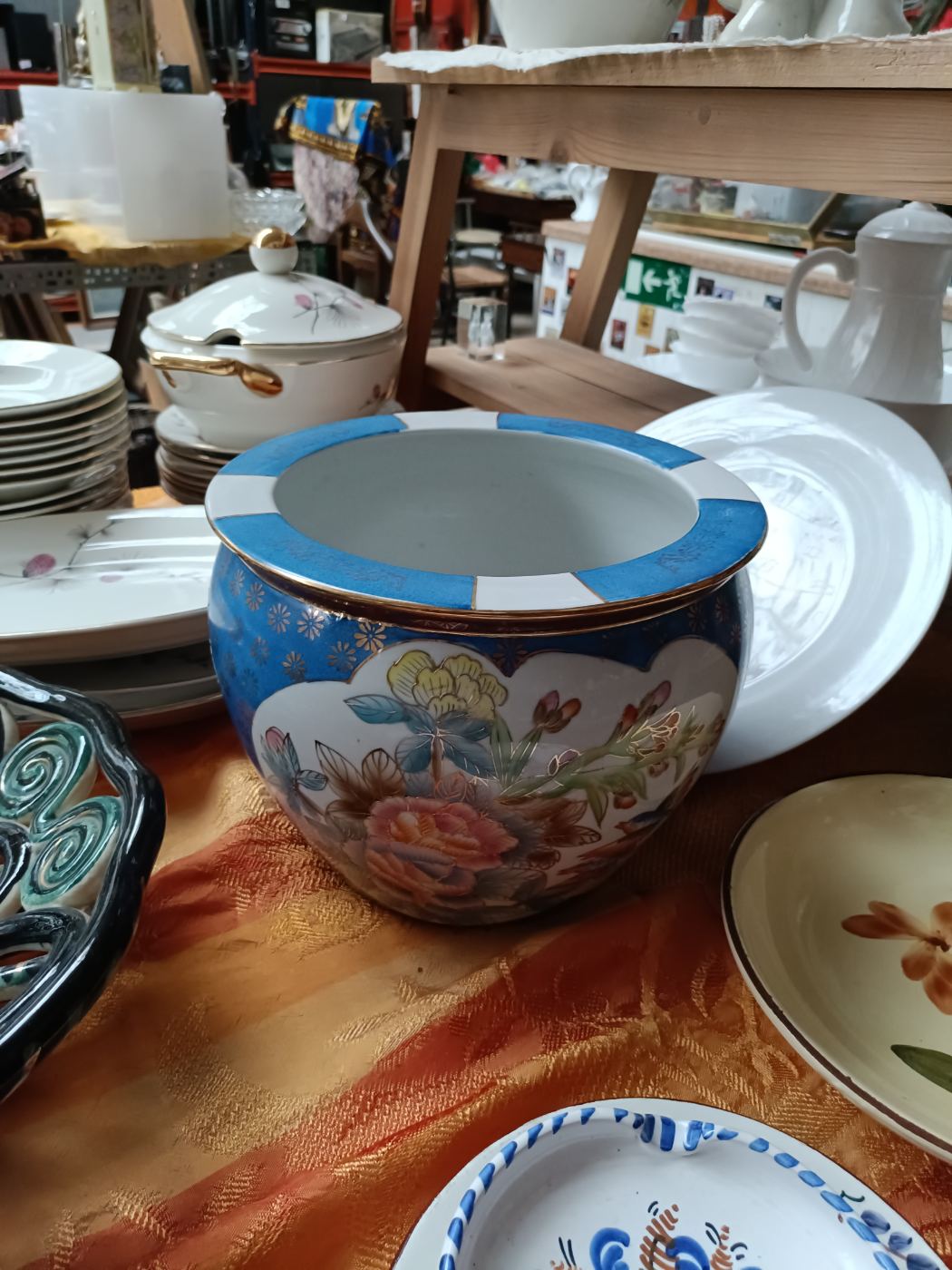 Jarrón decorativo con diseño floral y detalles en azul