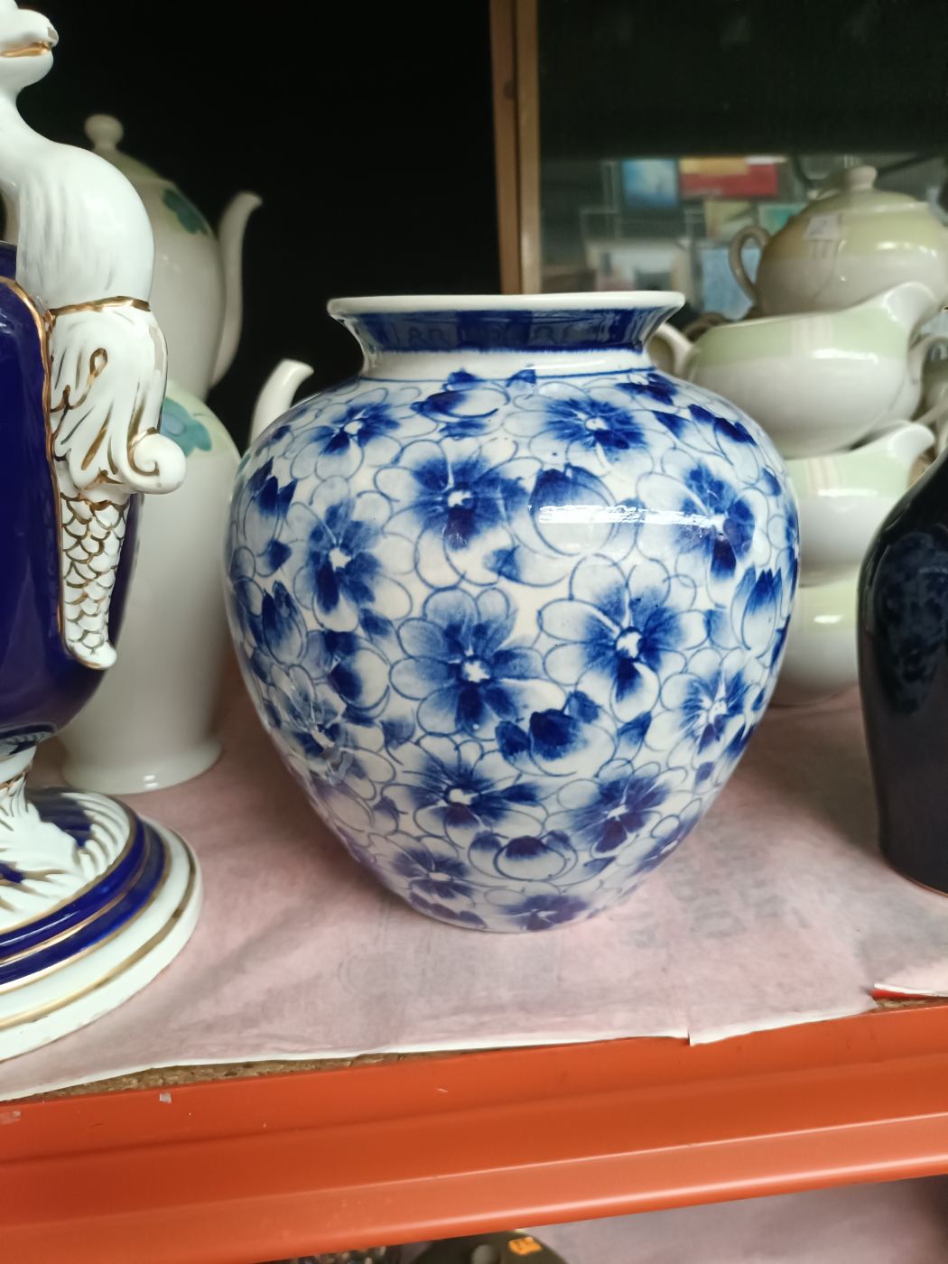 Jarrón decorativo con flores azules y blancas