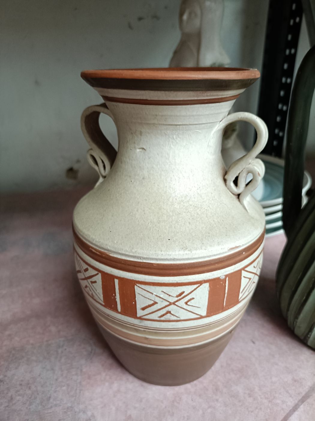 Jarrón decorativo con asas y detalles geométricos
