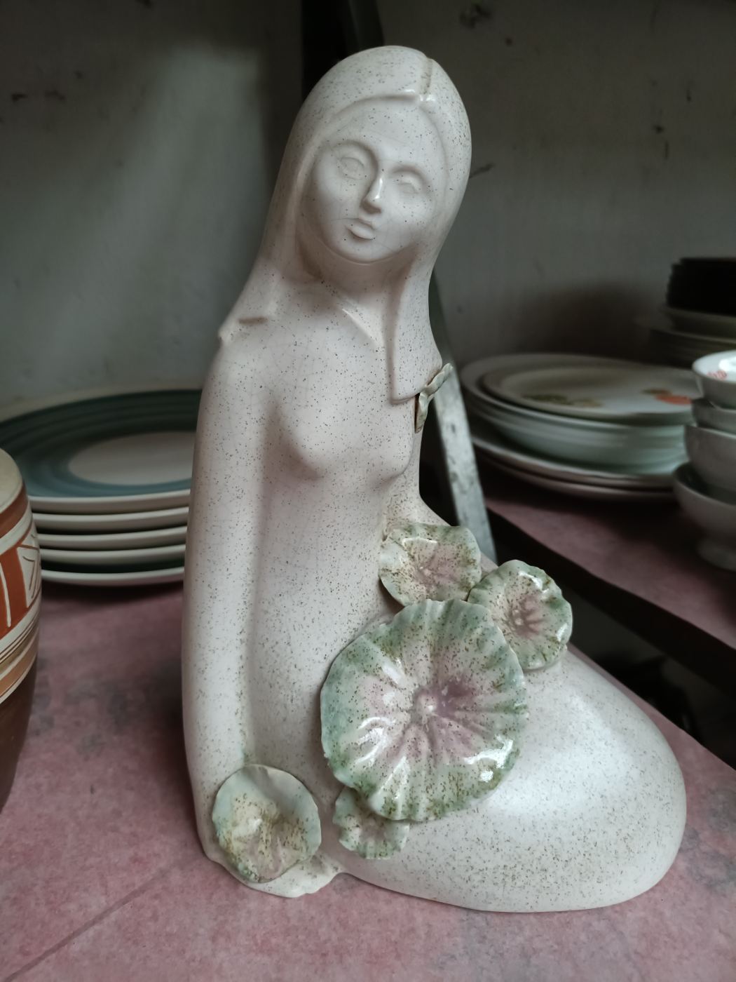Figura decorativa femenina con flores en cerámica