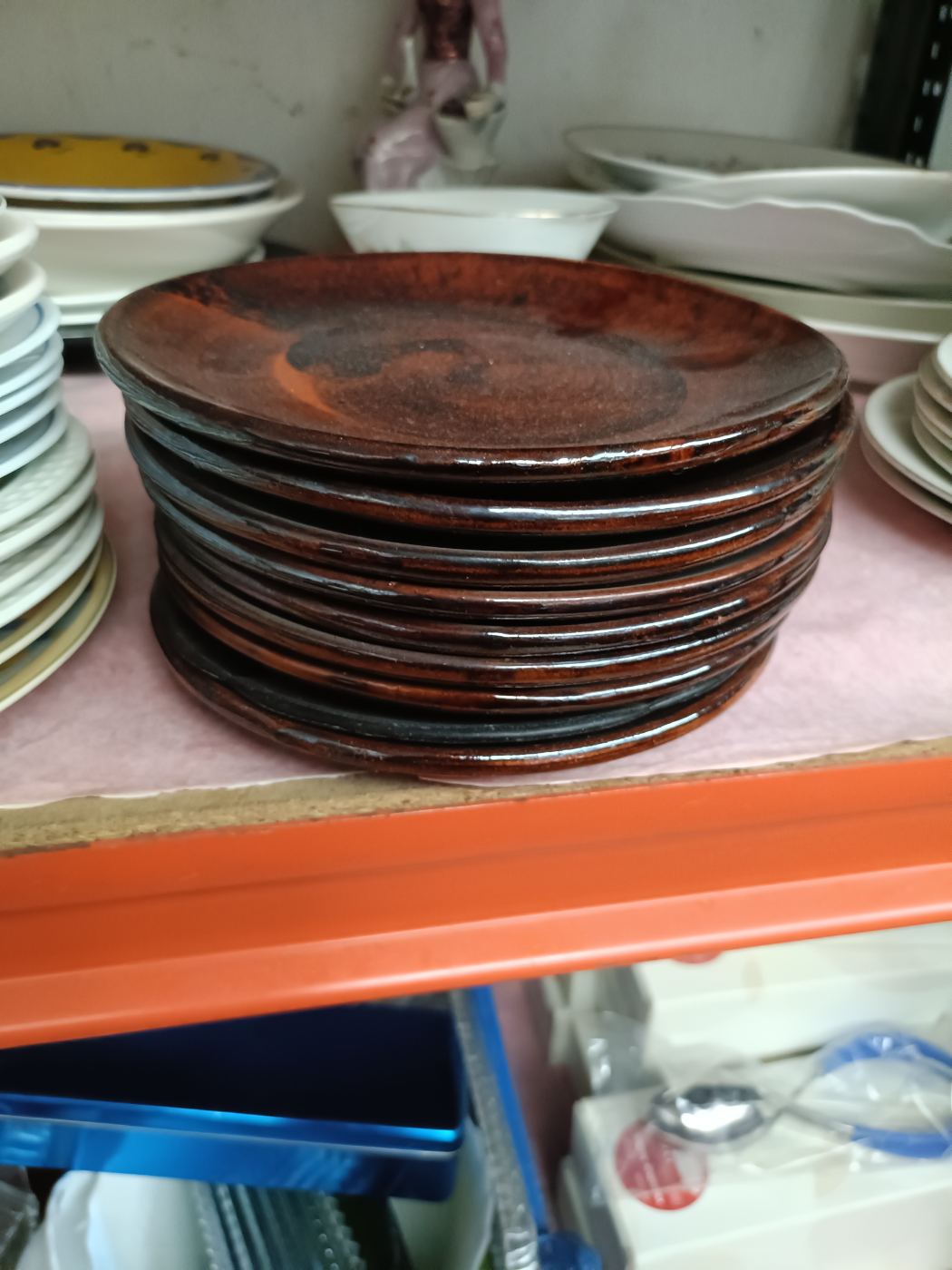 Lote de 3 platos marrones apilados