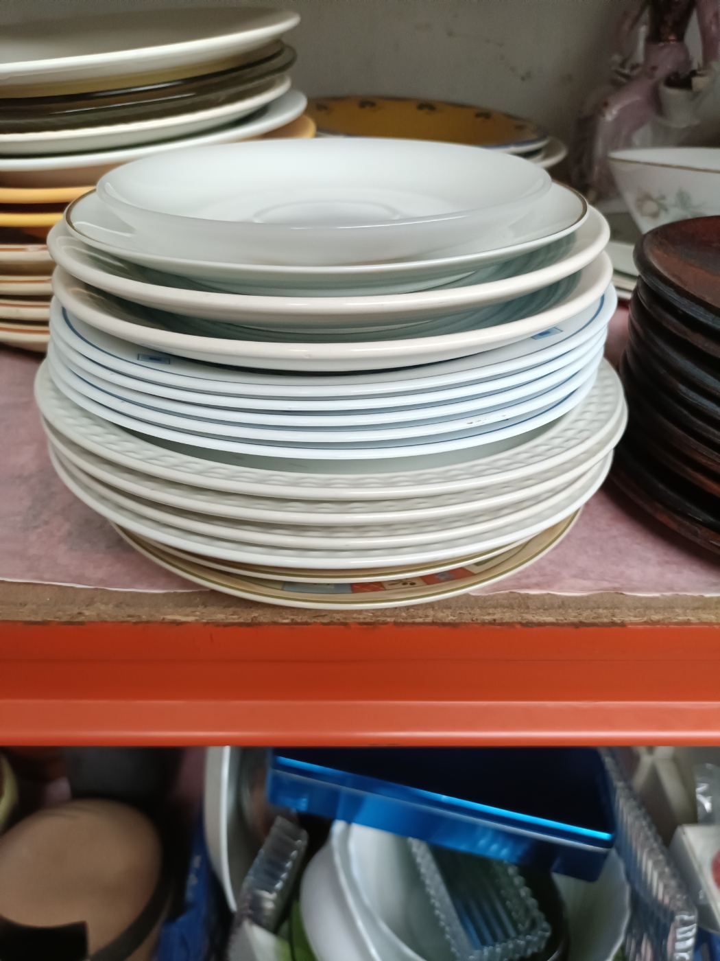 Platos variados apilados para uso en cocina o comedor