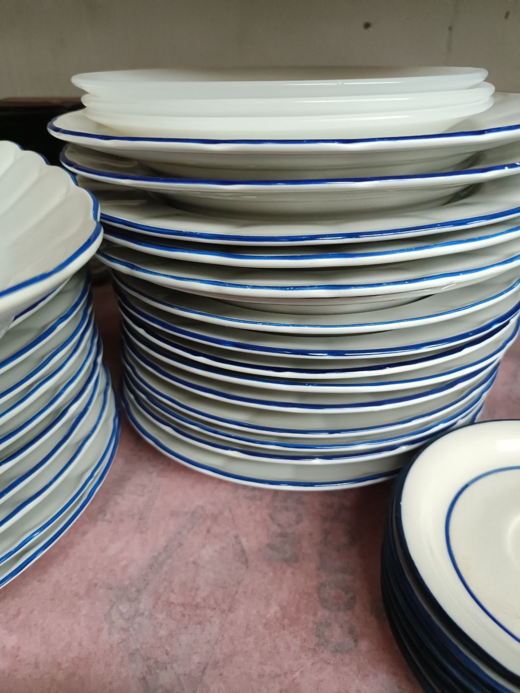 Set de 3 platos blancos con borde azul