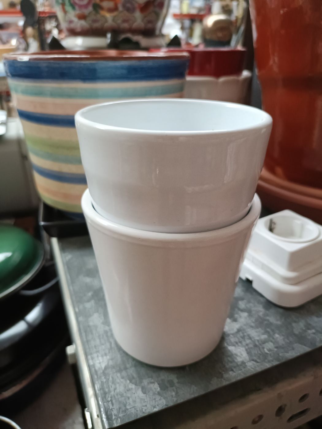 Maceteros decorativos blancos para plantas pequeñas